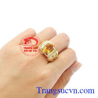 Thiết kế nổi bật giúp người dùng có thể kết hợp với nhiều trang phục. Nhẫn nam thạch anh vàng hoài bão