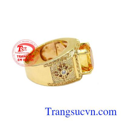 Thiết kế tỉ mỉ, các đường nét mạnh mẽ mà không thiết sự tinh tế. Nhẫn nam thạch anh vàng vương quyền