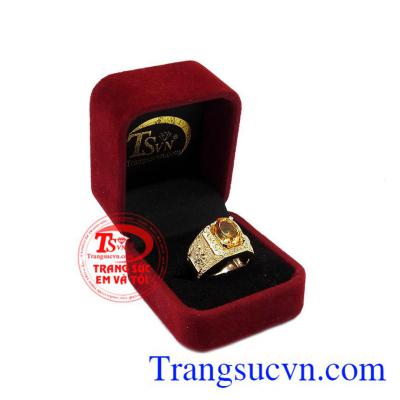 Sự kết hợp tuyệt vời giữa vàng tây 14k và thạch anh vàng thiên nhiên càng giúp cho sản phẩm thêm nổi bật và hợp phong thủy. Nhẫn nam thạch anh vàng vương quyền.
