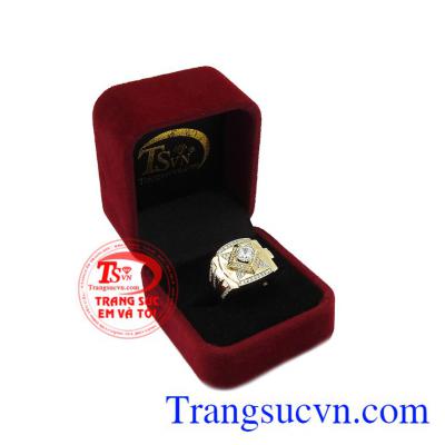Sản phẩm chế tác vàng 10k kết hợp với đá cz tạo điểm nhấn cho chiếc nhẫn. Nhẫn nam thời trang phong cách