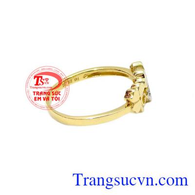 Thiết kế tinh tế, đáng yêu giúp cho người dùng càng thêm nữ tính. Nhẫn nữ cỏ bốn lá yêu thương
