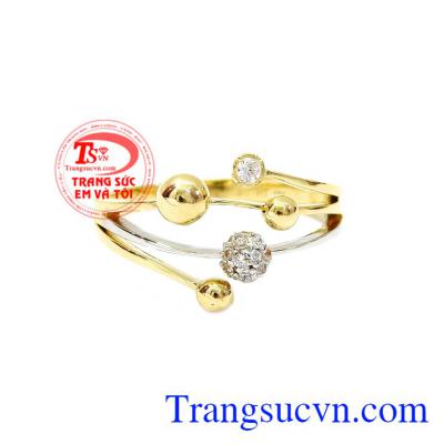 Nhẫn nữ thời trang độc đáo là sự kết hợp giữa vàng màu và vàng trắng.