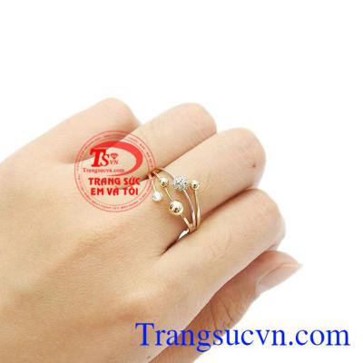 Sản phẩm dễ dàng kết hợp với nhiều kiểu trang phục. Nhẫn nữ thời trang độc đáo