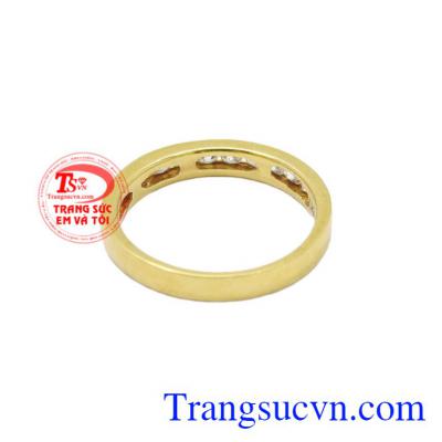 Nhẫn nữ vàng độc đáo là món quà xinh xắn dành tặng cho người thương vào dịp đặc biệt.