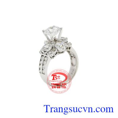 Nhẫn nữ vàng trắng kim cương đẹp được chế tác tỉ mỉ từ kim cương thiên nhiên ở viền nhẫn.