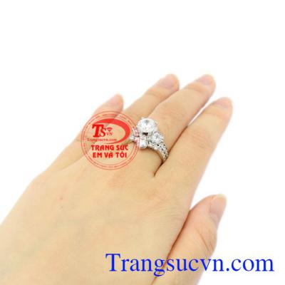 Nhẫn nữ vàng trắng kim cương đẹp xinh xắn.