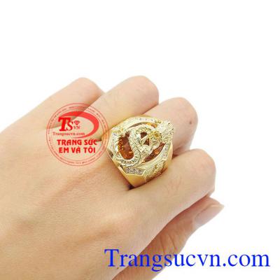 Nhẫn nam phong cách tạo điểm nhấn cho trang phục của phái mạnh. Nhẫn rồng thạch anh vàng đẳng cấp