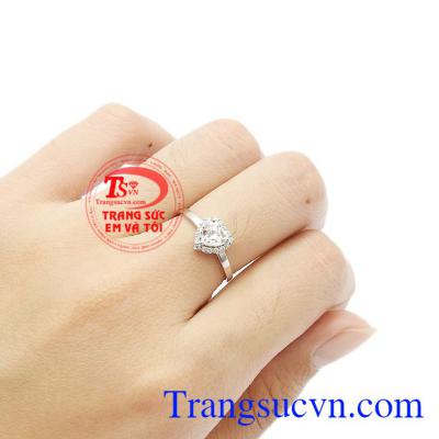 Nhẫn nữ trái tim thích hợp làm quà tặng cho người phụ nữ của bạn. Nhẫn trái tim dễ thương vàng trắng