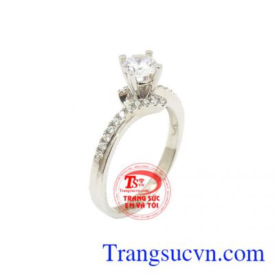 Nhẫn vàng trắng kiêu sa được đính đá độc đáo, mới lạ tôn lên sự nhẹ nhàng và quý phái cho bạn nữ