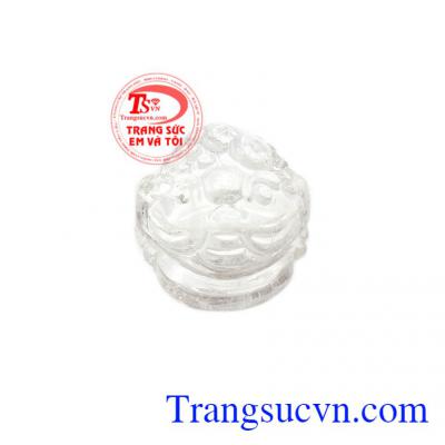 Chính vì thế Thiềm thừ thường được đặt ở bàn thờ Thổ địa, trên quầy thu ngân, trên bàn làm việc, bàn lễ tân của công ty,Thiềm thừ thạch anh trắng đẹp