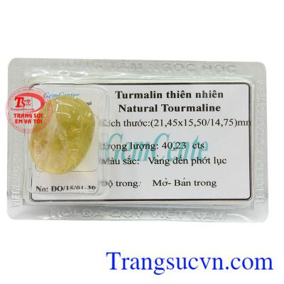 Tourmaline tự nhiên có tác dụng mang lại may mắn, bình an và tài lộc cho người đeo