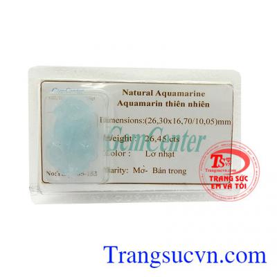 Viên aquamarine tỳ hưu tình yêu có màu da trời trong suốt khi trời đẹp và người chủ có tâm trạng yên bình, thanh thản