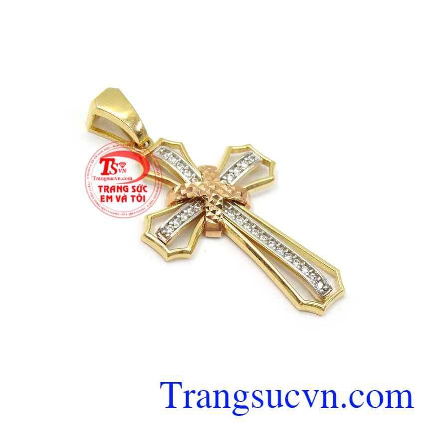 Mặt thánh giá vàng bình an 18k phù hợp đeo với nhiều loại dây chuyền khác nhau mang lại sự hài hòa và phong cách cho người đeo