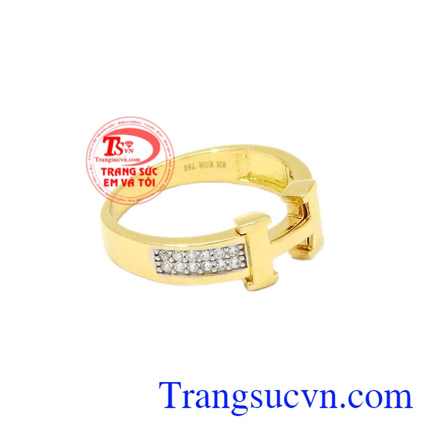 Nhẫn vàng chữ H đẹp tôn lên vẻ hiện đại cho người đeo. 