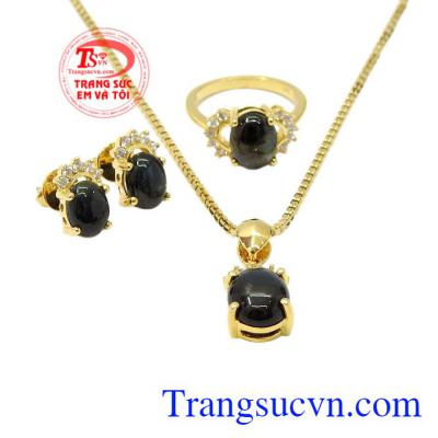 Bộ dây Sapphire sành điệu được chế tác tinh xảo từ đá Sapphire thiên nhiên.