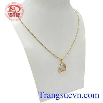 Bộ dây vàng nữ quý phái dễ dàng kết hợp với nhiều trang phục và phong cách khác nhau, càng tôn lên sự dịu dàng, nữ tính và trẻ trung cho người đeo