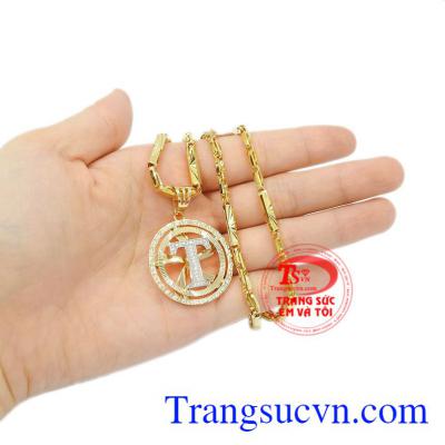 Bộ mặt dây chữ T cá tính là sự lựa chọn hàng đầu của phái mạnh.