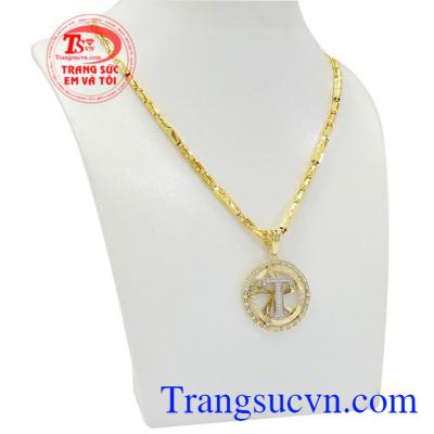 Bộ mặt dây chữ T cá tính có thể kết hợp với nhiều kiểu trang phục.