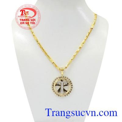 Bộ mặt dây chữ T cá tính được chế tác từ mặt dây chữ T vàng 10k, kết hợp với dây chuyền 10k cá tính làm cho bộ dây chuyền trở nên vô cùng thu hút.