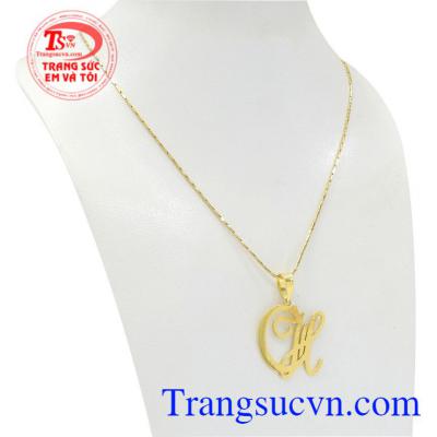 Bộ mặt dây chuyền chữ CH tôn lên vẻ sang trọng, ý nghĩa cho người đeo.