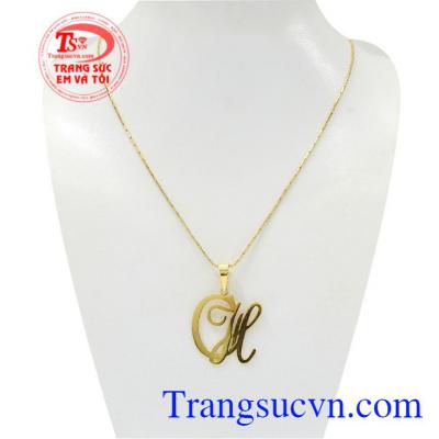 Bộ mặt dây chuyền chữ CH là sự kết hợp giữa mặt dây chữ CH vàng 18k chất lượng và dây chuyền Italy vàng 18k.