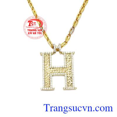 Sản phẩm được chế tác tỉ mỉ từ những viên đá cz cho tới các nét phay. Bộ trang sức chữ H thời trang