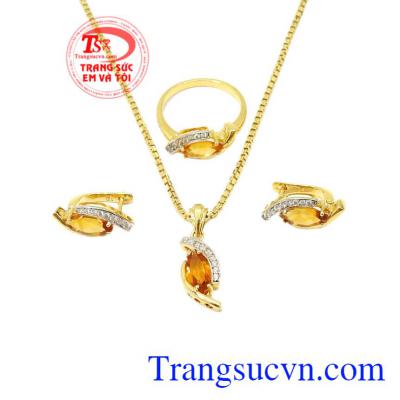 Bộ trang sức Citrine ấn tượng được chế tác từ vàng 18k làm nổi bật vẻ sang trọng, ấn tượng cho người đeo.