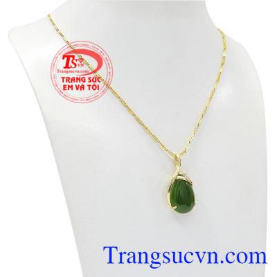 Bộ trang sức nepherite thiên nhiên sang trọng được kết hợp hài hòa giữa vàng tây cùng ngọc nephrite. 