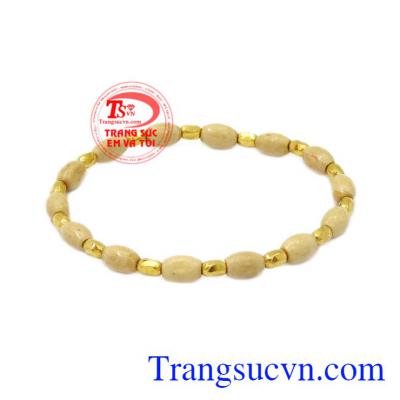 Theo dân gian đeo vòng dâu tằm giúp bé tránh được tà ma, tránh giật mình, đổ mồ hôi trộm, khóc đêm. Chuỗi tay vàng dâu cho bé