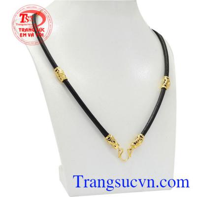 Dây chuyền nam da bọc rồng vàng 10k kết hợp cùng mặt dây vàng tây mang lại vẻ mạnh mẽ, nam tính cho phái nam.