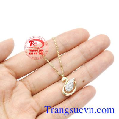 Dây chuyền nữ vàng thiên nga thích hợp làm quà tặng cho người phụ nữ của bạn. 