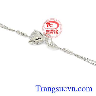 Lắc tay nữ hồ ly vàng trắng là một món trang sức nữ xinh đẹp, là món quà đầy ý nghĩa để dành tặng bạn gái.