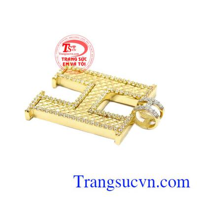 Sự kết hợp hài hòa giữa đá cz và vàng tây 10k tạo điểm nhấn cho sản phẩm. Mặt dây chữ H thời trang