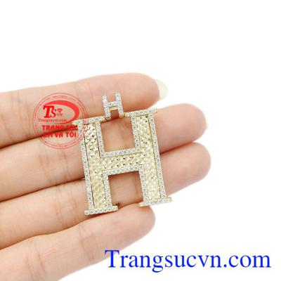 Mặt dây phù hợp với giới trẻ, có thể làm quà tặng trong những dịp đặc biệt. Mặt dây chữ H thời trang