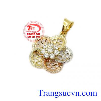 Mặt dây là sản phẩm rất được ưa chuộng, tôn lên vẻ đẹp nữ tính, sang trọng và tinh tế,Mặt dây hoa vàng đẳng cấp