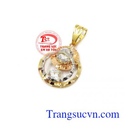 Mặt dây với kiểu dáng trẻ trung mang lại vẻ đẹp quý phái và thời trang cho phái đẹp,Mặt dây hoa vàng nữ tinh tế