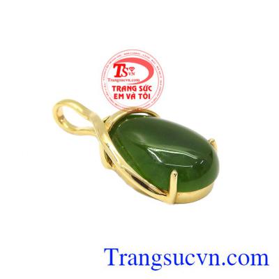 Mặt dây nephrite thiên nhiên sang trọng được kết hợp từ vàng tây 14k và ngọc nephrite thiên nhiên. 