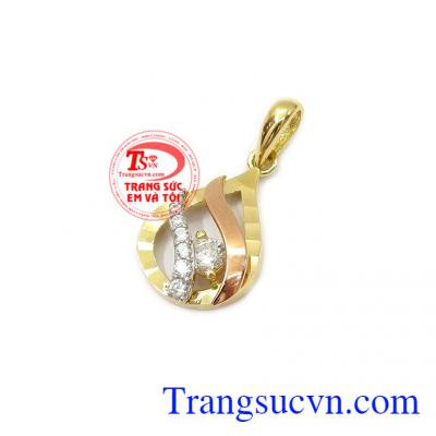 Mặt dây dễ dàng kết hợp cùng với nhiều kiểu dây khác nhau, thích hợp với nhiều loại trang phục,Mặt dây nữ dịu dàng 18k