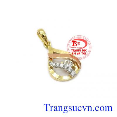 Sản phẩm sẽ giúp cho chiếc dây chuyền vàng của bạn trở nên hoàn thiện hơn,Mặt dây nữ dịu dàng 18k