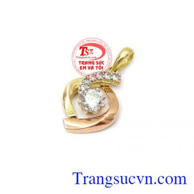 Các chi tiết uốn lượn kết hợp cùng đá chủ CZ làm tôn lên vẻ nổi bật cho mặt dây,Mặt dây nữ nhỏ nhắn 18k