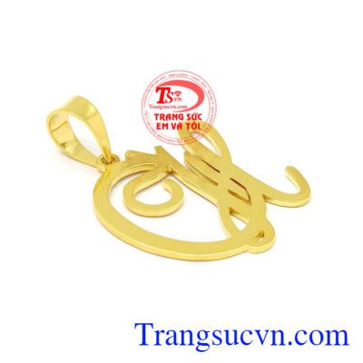 Mặt dây vàng chữ CH sáng bóng đem lại vẻ tinh tế, xinh xắn cho phái nữ.