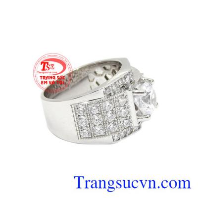 Sự kết hợp giữa vàng và đá cz tạo điểm nhấn cho sản phẩm. Nhẫn nam vàng trắng ấn tượng