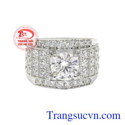 Nhẫn nam vàng trắng ấn tượng được chế tác từ vàng 10k sáng bóng.