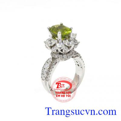 Nhẫn nữ Peridot đẳng cấp là sản phẩm được đính đá tinh tế mang vẻ đẹp sang trọng cho người đeo