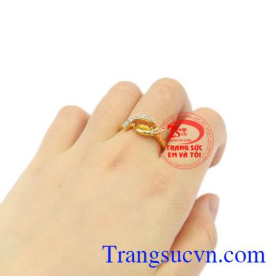 Nhẫn nữ thạch anh vàng thiên nhiên, hợp thời trang.