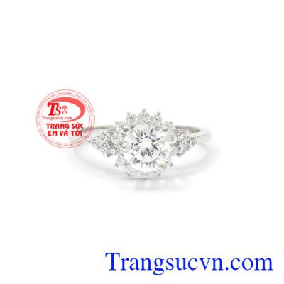 Nhẫn nữ vàng trắng ấn tượng được thiết kế lộng lẫy gắn đá lấp lánh.