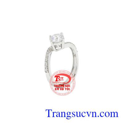 Nhẫn nữ vàng trắng dễ thương là sản phẩm được chế tác theo công nghệ 3D Italy.