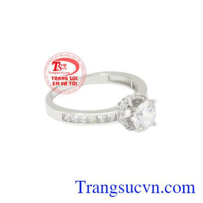 Nhẫn nữ vàng trắng độc đáo vàng 18k phù hợp làm quà tặng cho người thương vào những dịp ý nghĩa.