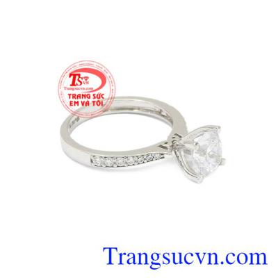 Nhẫn nữ vàng trắng tiểu thư hợp thời trang, xinh xắn.