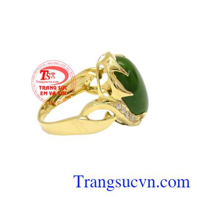 Sản phẩm kết hợp cùng ngọc nephrite càng tăng thêm độ sang trọng. Nhẫn vàng nephrite sang trọng